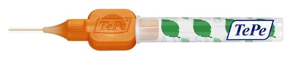 Ukázka použití mezizubníko kartáčku TePe 0,45 mm s hygienickou krytkou jako prodlouženou rukojetí